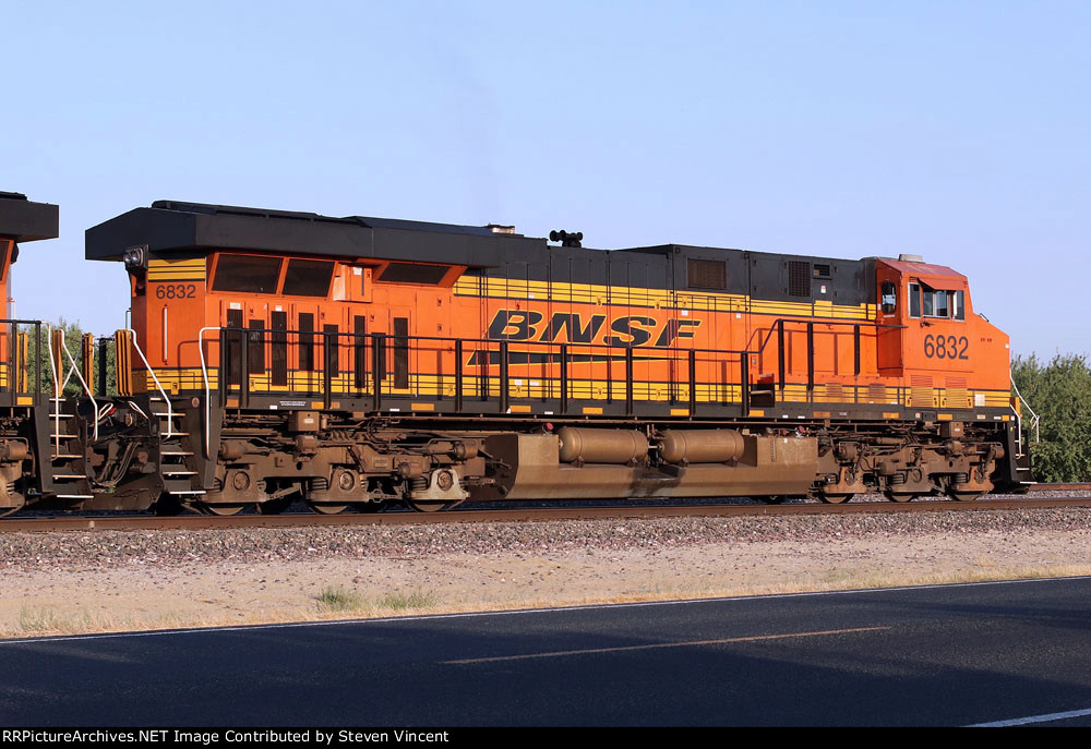 BNSF ES44C4 #6832